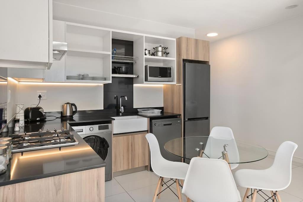 The Median Rosebank Luxury Apartment - Building With Generator Johannesburg Esterno foto