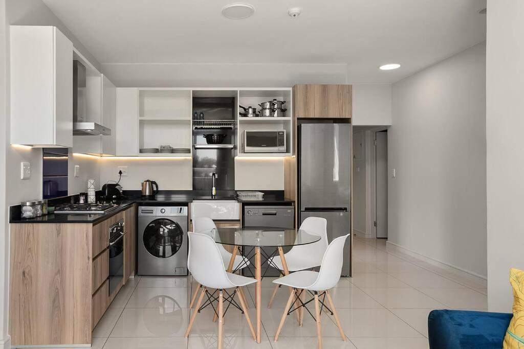 The Median Rosebank Luxury Apartment - Building With Generator Johannesburg Esterno foto