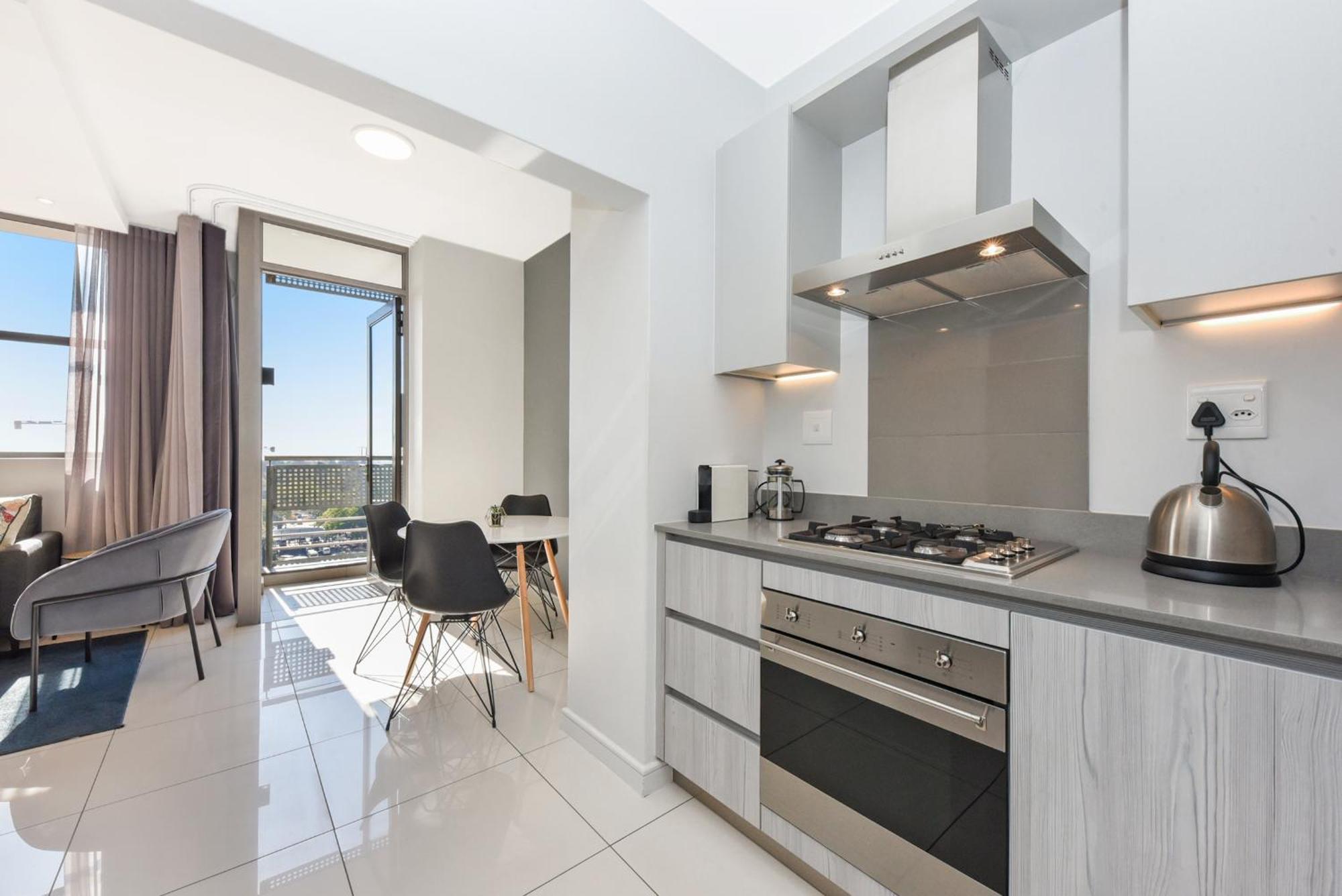The Median Rosebank Luxury Apartment - Building With Generator Johannesburg Esterno foto